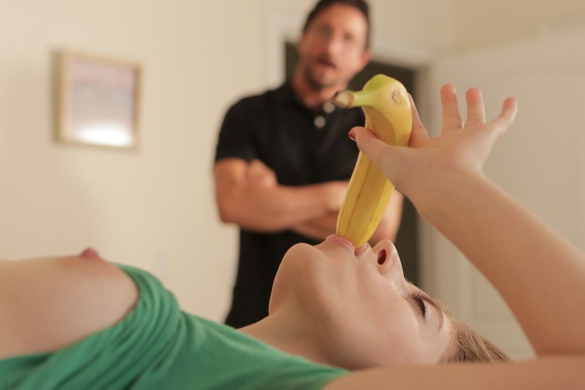 17P La timide brune Alyce Anderson révèle son corps et aime faire du sexe oral