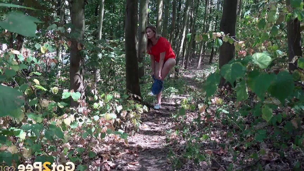 15P Nikki Dream se encosta em uma árvore para mijar lá fora