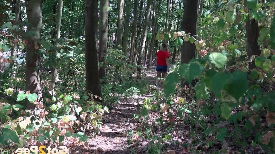 15P Nikki Dream se encosta em uma árvore para mijar lá fora