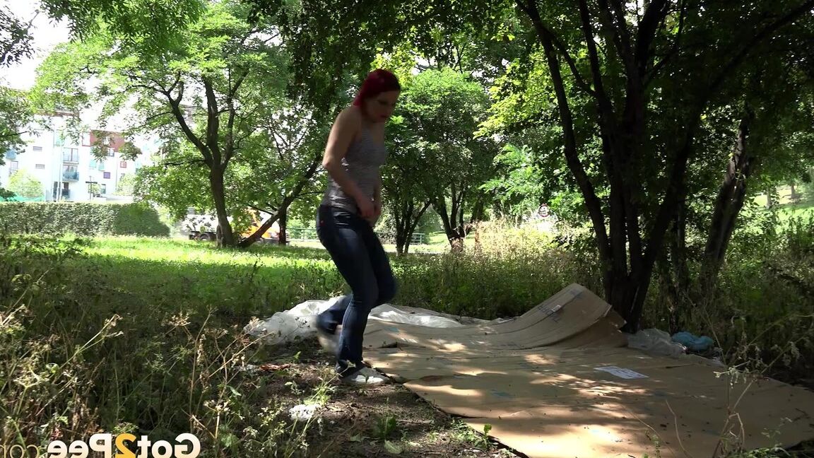 15P 意地悪な赤毛のサラがホームレスの段ボールの床に小便をする