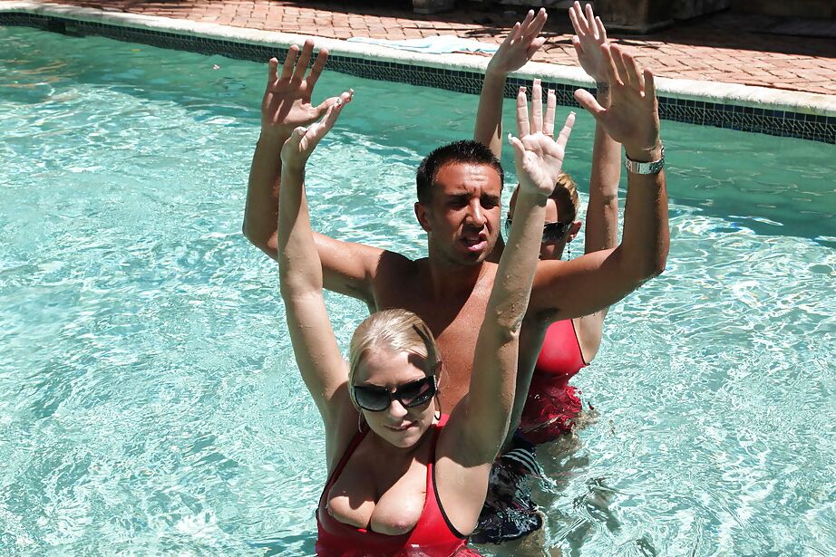16P Sportive Britney Brooks é hardcore fodido na piscina ao ar livre