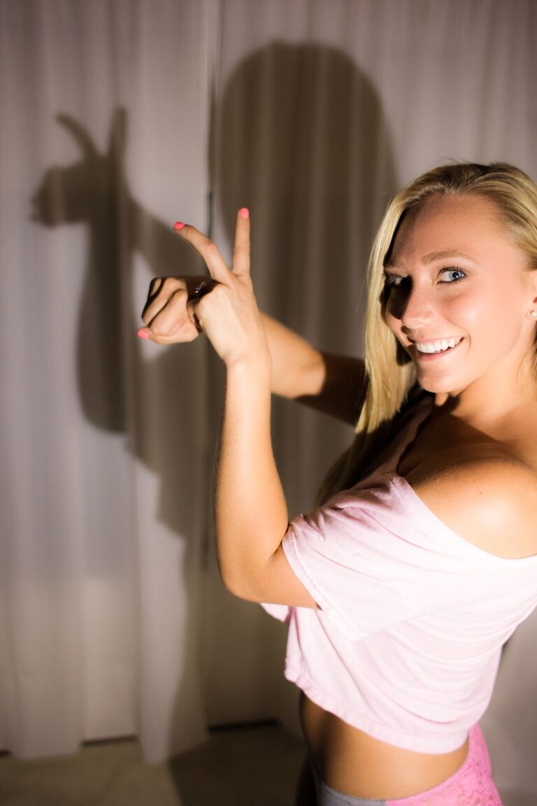 15P La sexy estrella porno AJ Applegate le gusta mostrar su culo de burbuja y su sabroso coño