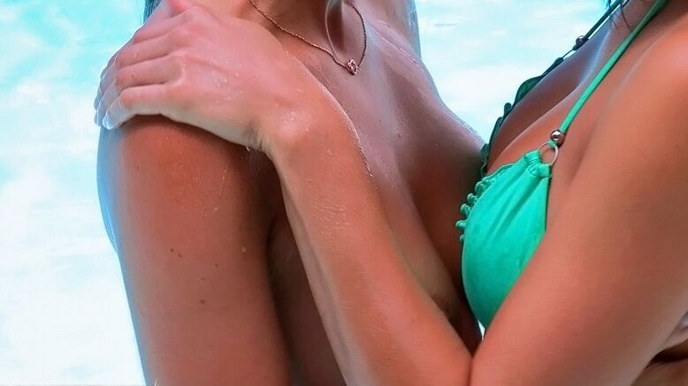 16P Deux chiennes brunes ayant un sexe lesbien en plein air au bord de la piscine