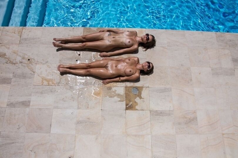 16P Deux chiennes brunes ayant un sexe lesbien en plein air au bord de la piscine