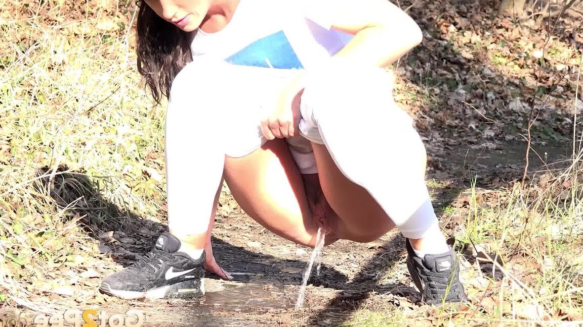 15P Morena Vinna Reed mija na floresta