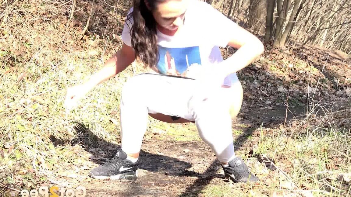 15P Morena Vinna Reed mija na floresta
