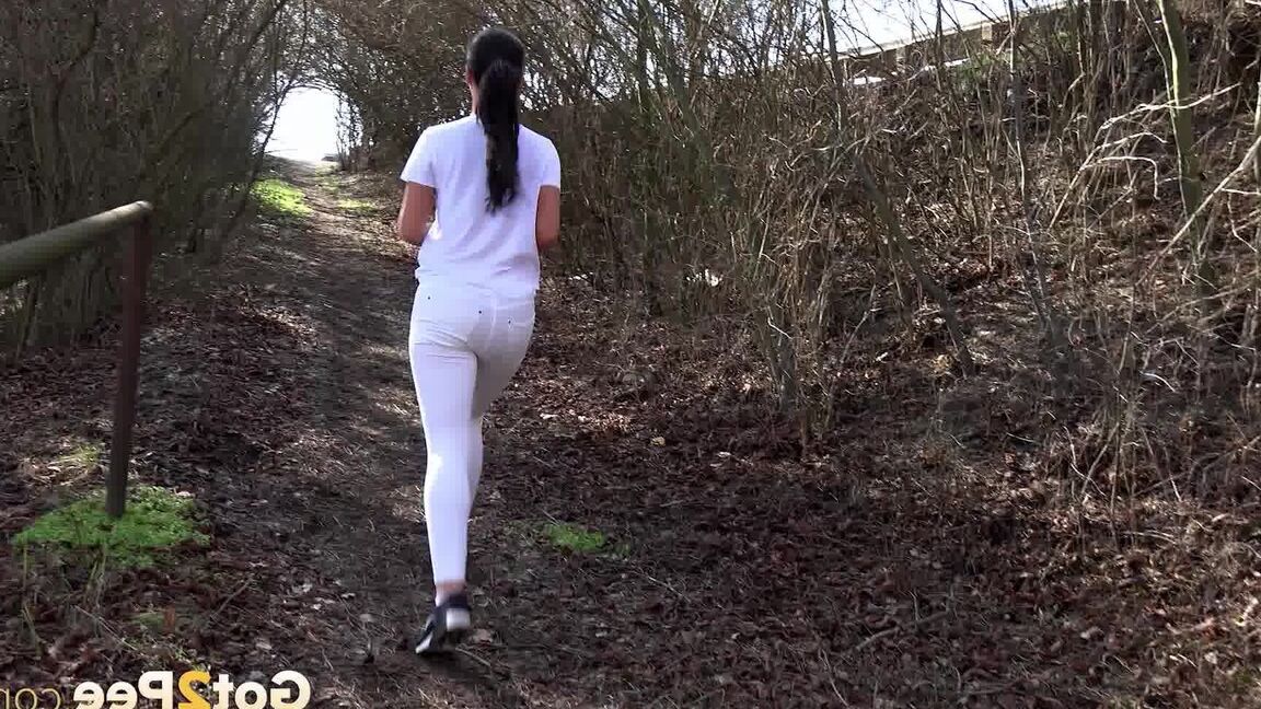 15P Morena Vinna Reed mija na floresta