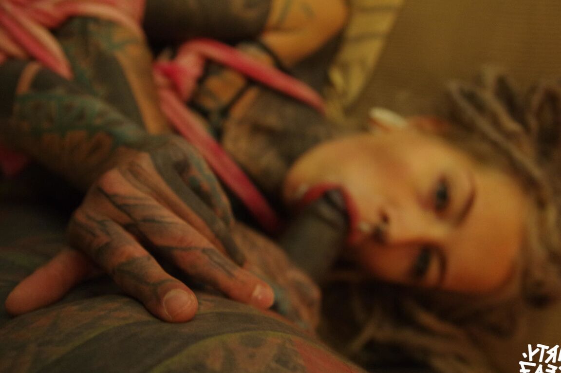 10P Mujer muy tatuada chupa una polla negra y se masturba atada