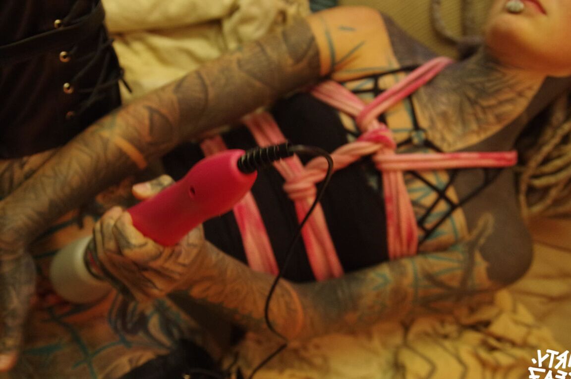 10P Mujer muy tatuada chupa una polla negra y se masturba atada