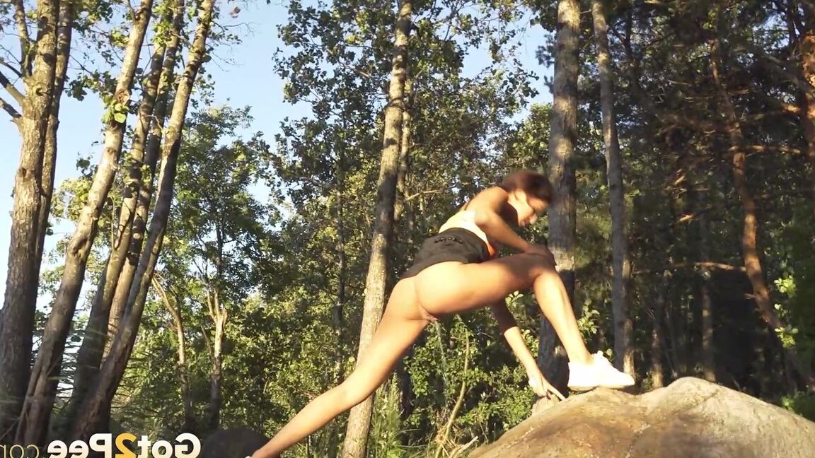 15P Nena flexible se balancea sobre las rocas para orinar afuera
