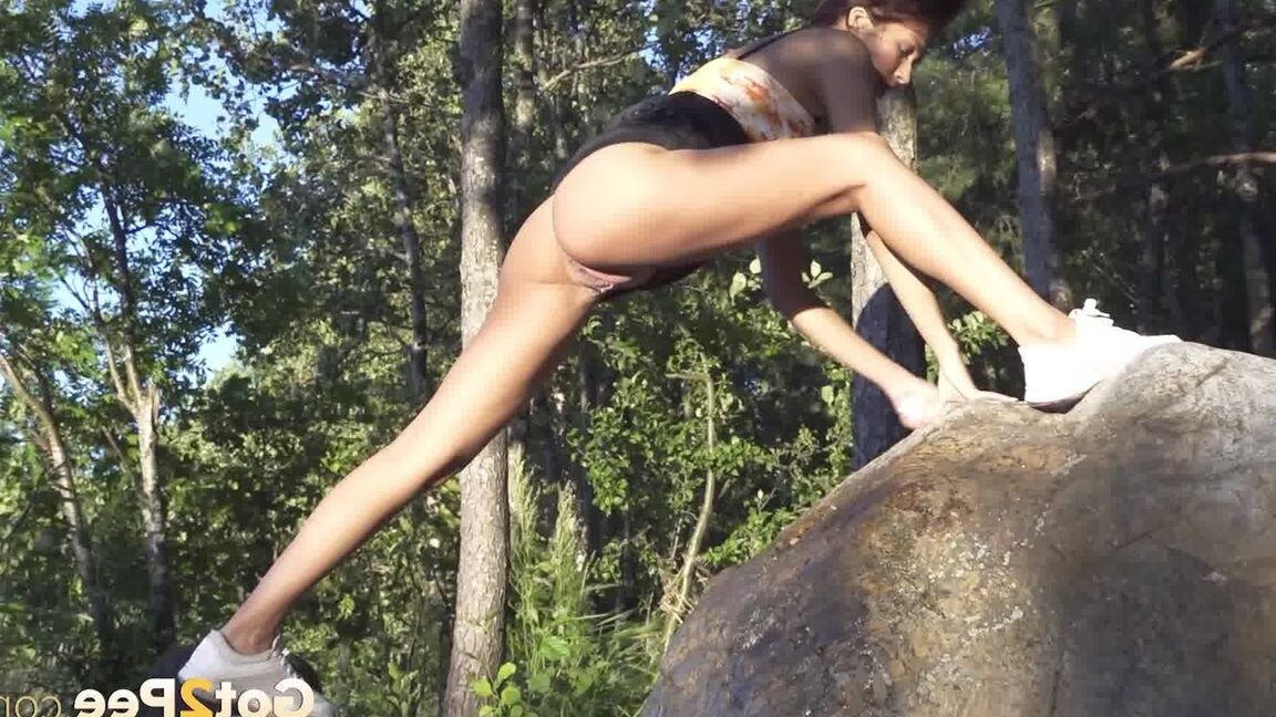 15P Nena flexible se balancea sobre las rocas para orinar afuera