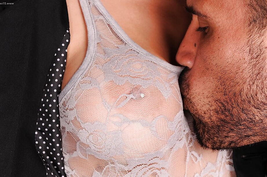 16P La MILF aux énormes seins Rachel Roxxx obtient ce que sa chatte veut