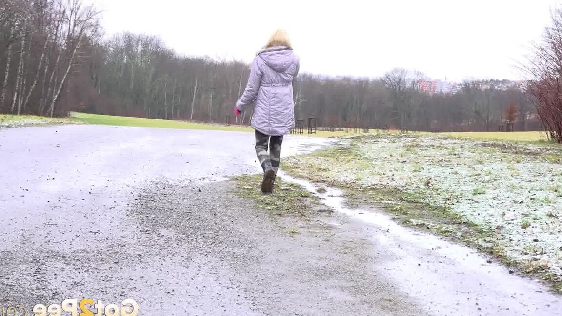 15P Горячая блондинка избавляется от отчаяния при мочеиспускании под дождем