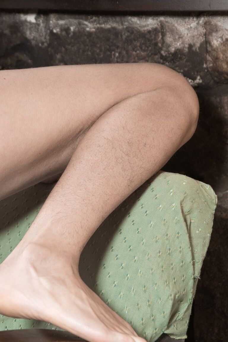 16P La joven morena Natalia hace alarde de su coñito peludo y de sus sexys pies descalzos