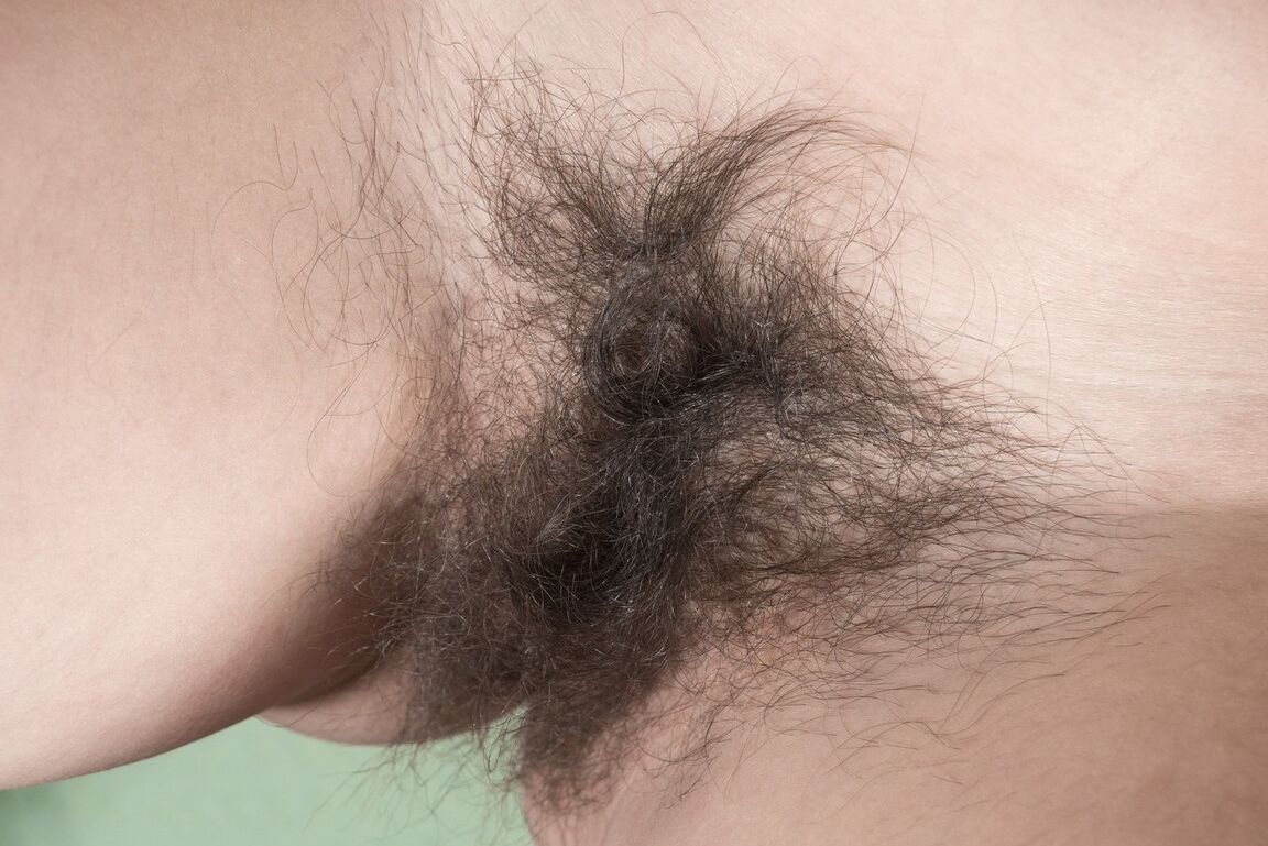 16P La joven morena Natalia hace alarde de su coñito peludo y de sus sexys pies descalzos