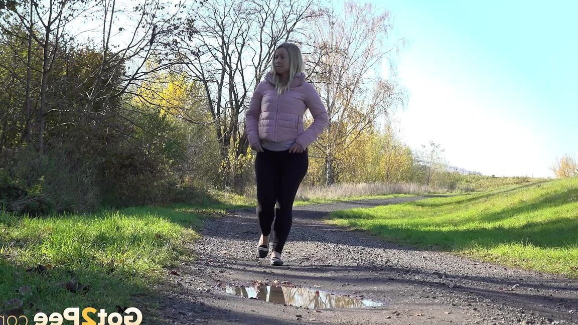 15P Blonde Licky Lex pees in a puddle outside
