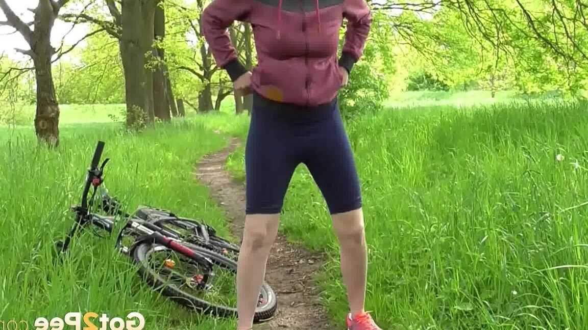 15P ソロ少女アントニア・サインツが森の中の小道で自転車に乗りながらおしっこをするためにしゃがむ