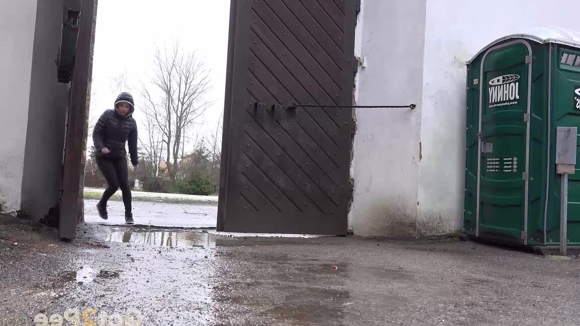 15P Antonia Sainz rushes to relieve pee desperation