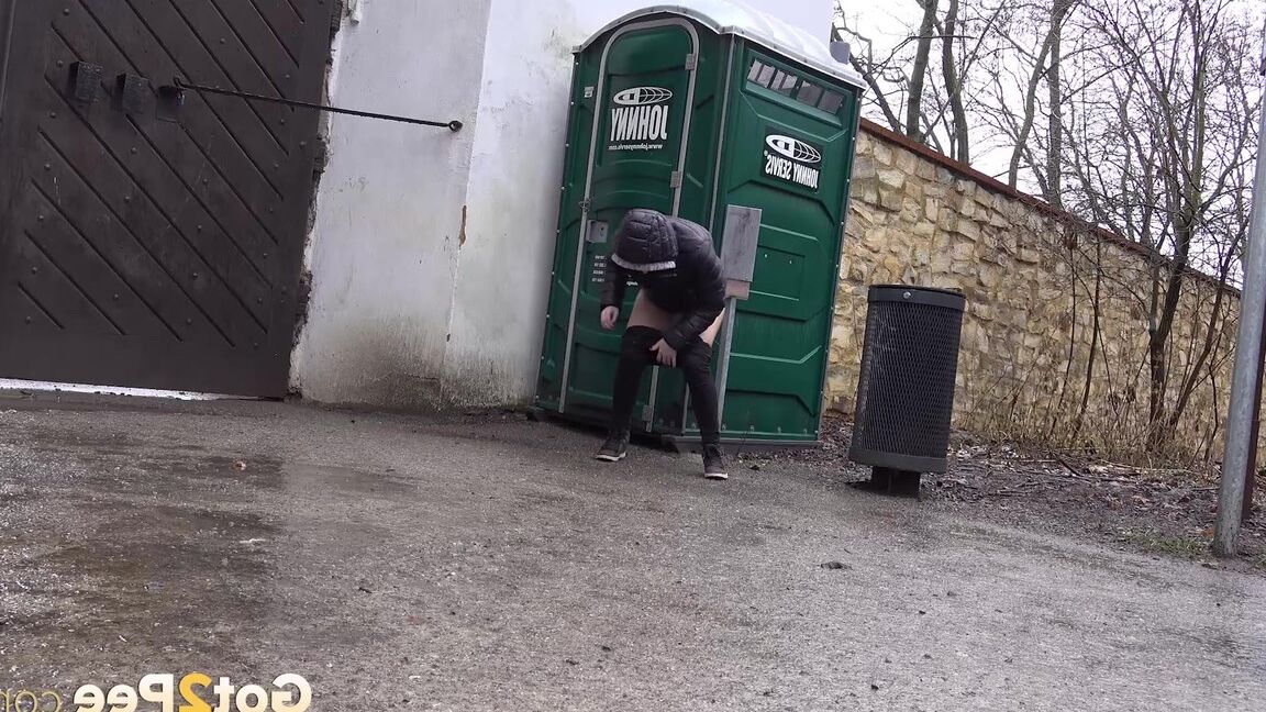 15P Antonia Sainz rushes to relieve pee desperation