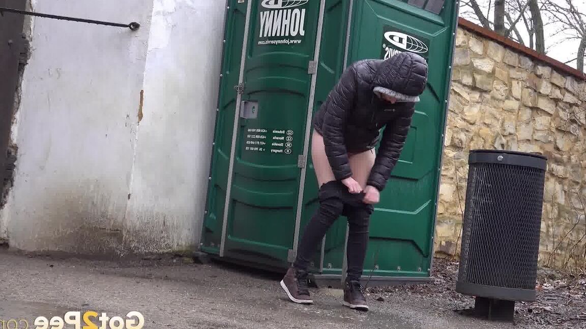 15P Antonia Sainz rushes to relieve pee desperation