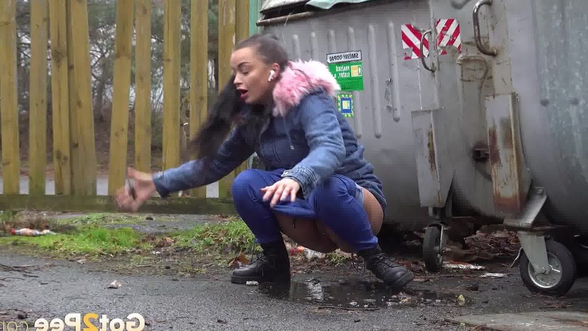 15P Steamy outdoor pissing for brunette babe Dafne