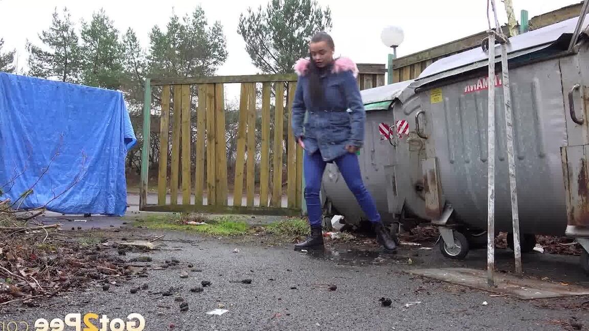15P Steamy outdoor pissing for brunette babe Dafne