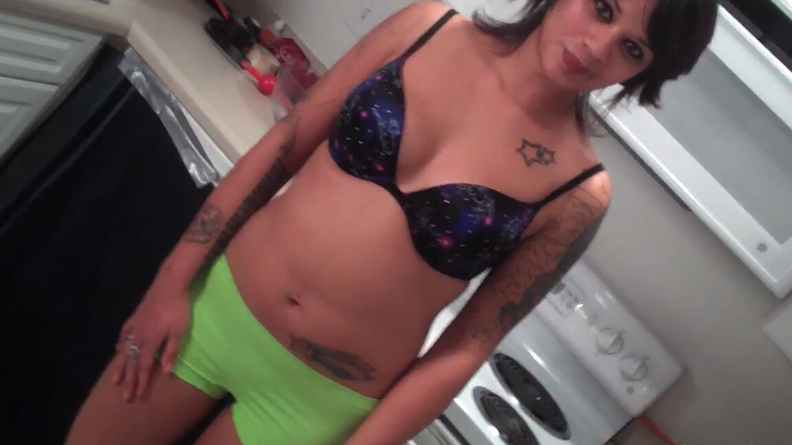 15P Pee whore Sage shows how to enjoy hot bowl of piss