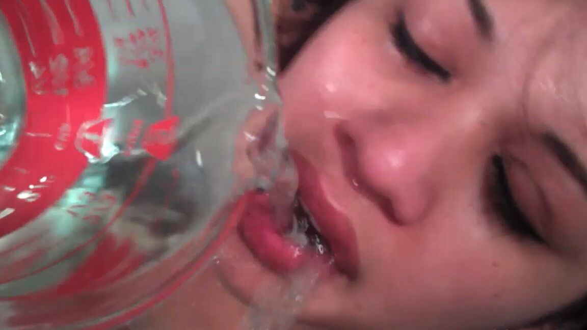 15P Pee whore Sage shows how to enjoy hot bowl of piss