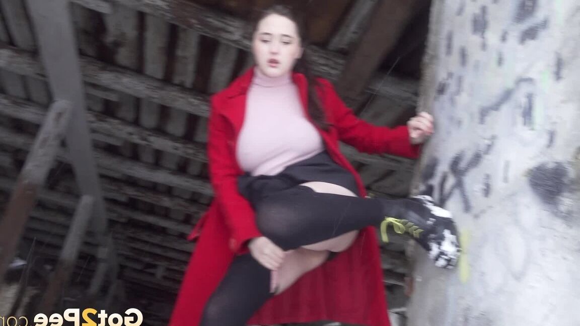 15P Dark haired hottie stands to piss in a doorway