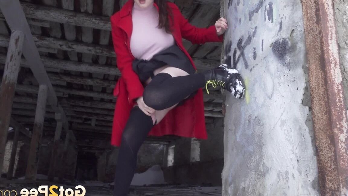 15P Dark haired hottie stands to piss in a doorway