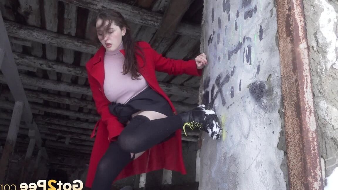 15P Dark haired hottie stands to piss in a doorway