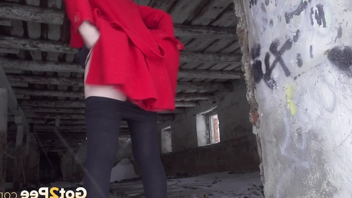 15P Dark haired hottie stands to piss in a doorway