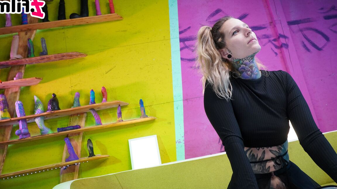 16P PHOTOSET Z FILMZ TOYWALL EP2 ALT chica rubia con TATUAJES se masturba con