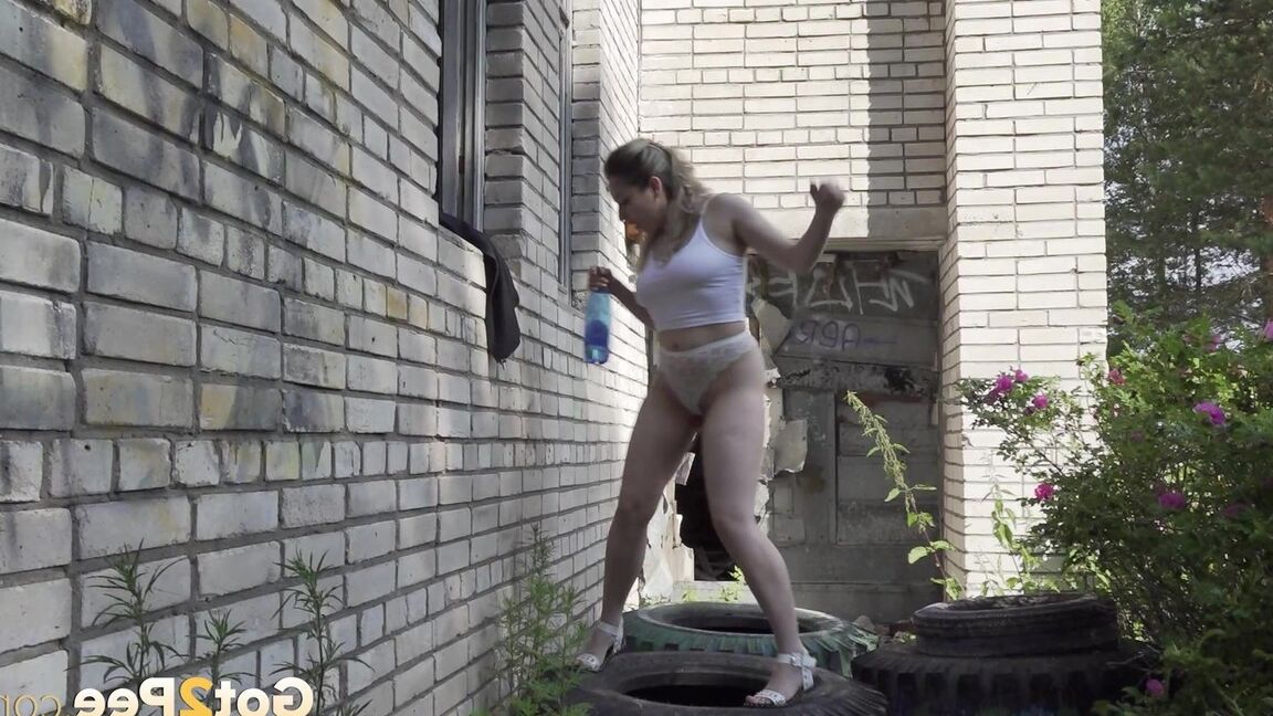 15P Naughty European pees through a tyre in gardens