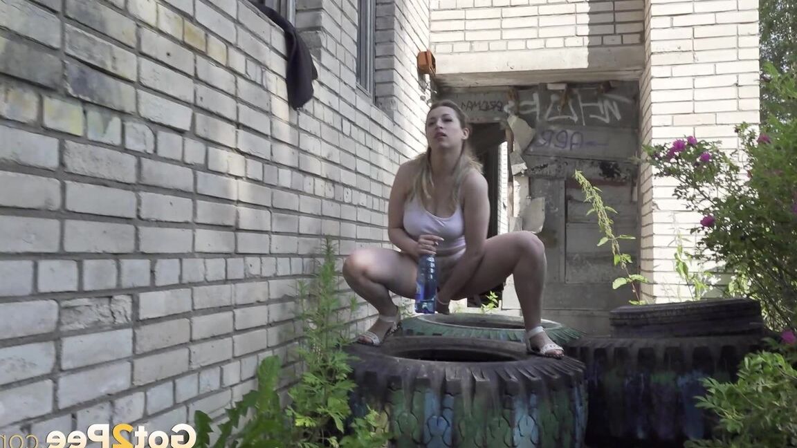 15P Naughty European pees through a tyre in gardens