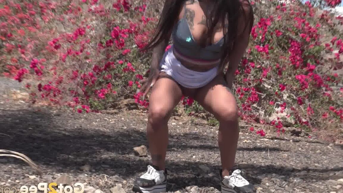 15P Raven haired Catalina Devil pees outside