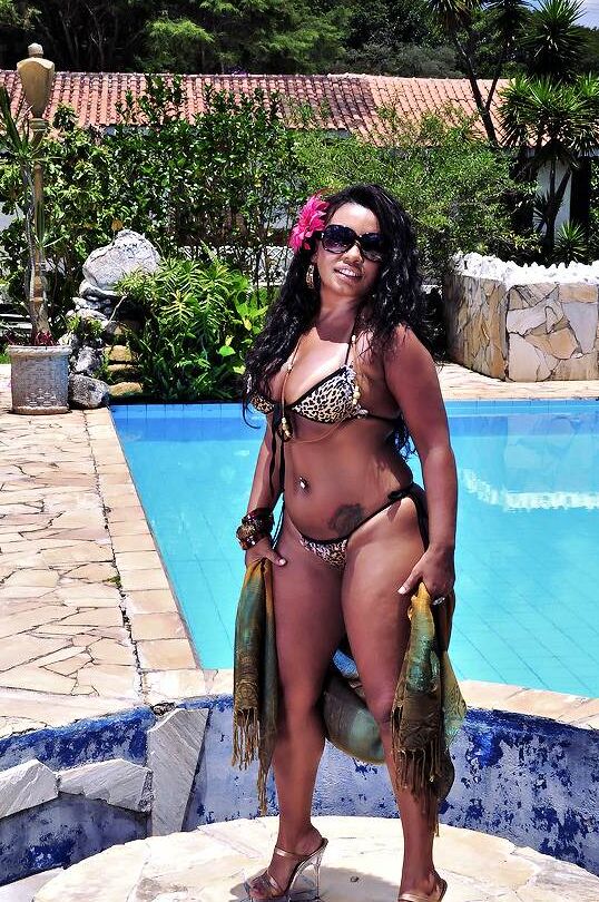 16P La Latina Aninha Melo se déshabille pour montrer ses gros seins et son énorme cul.