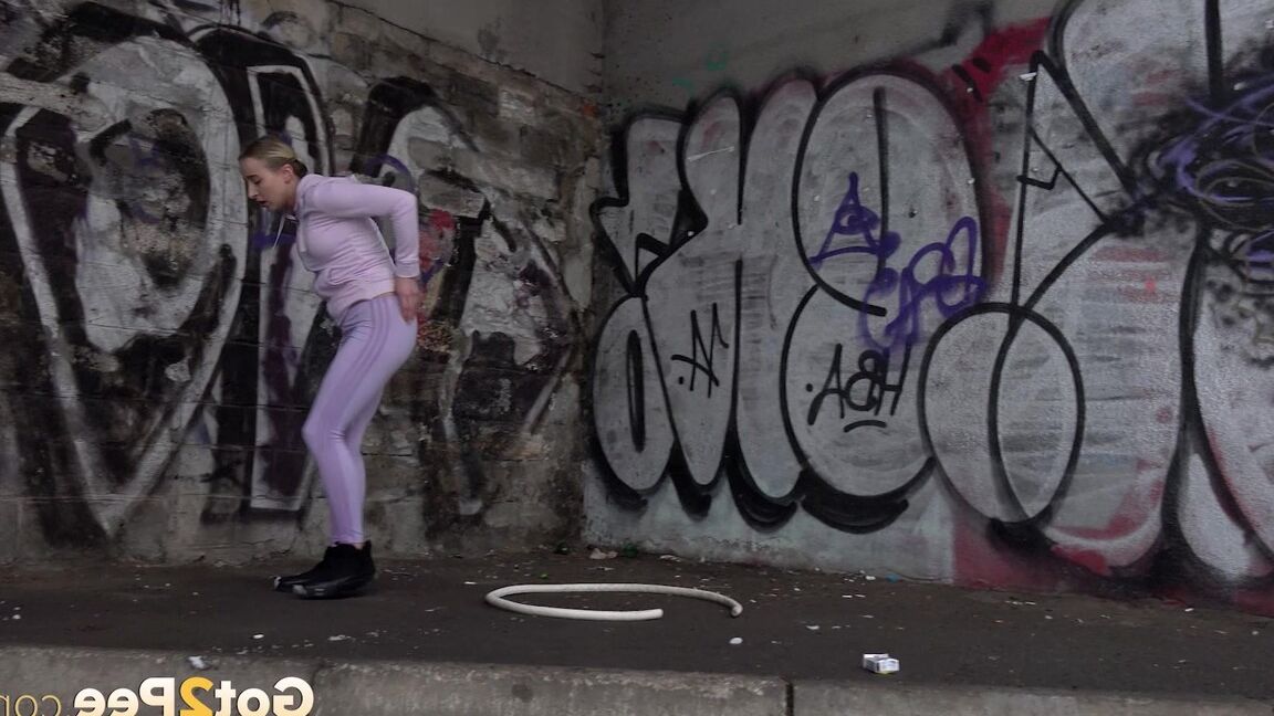 15P Gorgeous Gianna Ray relieves pee desperation
