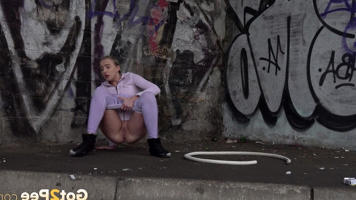15P Gorgeous Gianna Ray relieves pee desperation