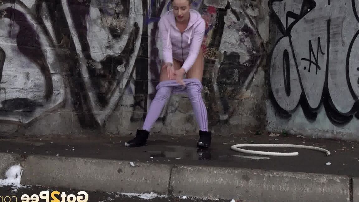 15P Gorgeous Gianna Ray relieves pee desperation