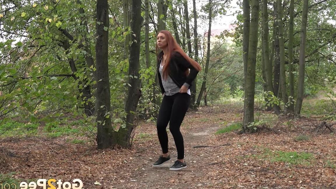 15P Une rousse profite d'un pipi en désordre dans les bois