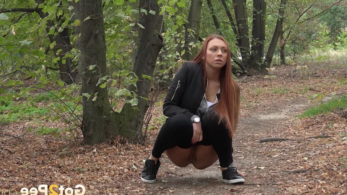 15P Une rousse profite d'un pipi en désordre dans les bois
