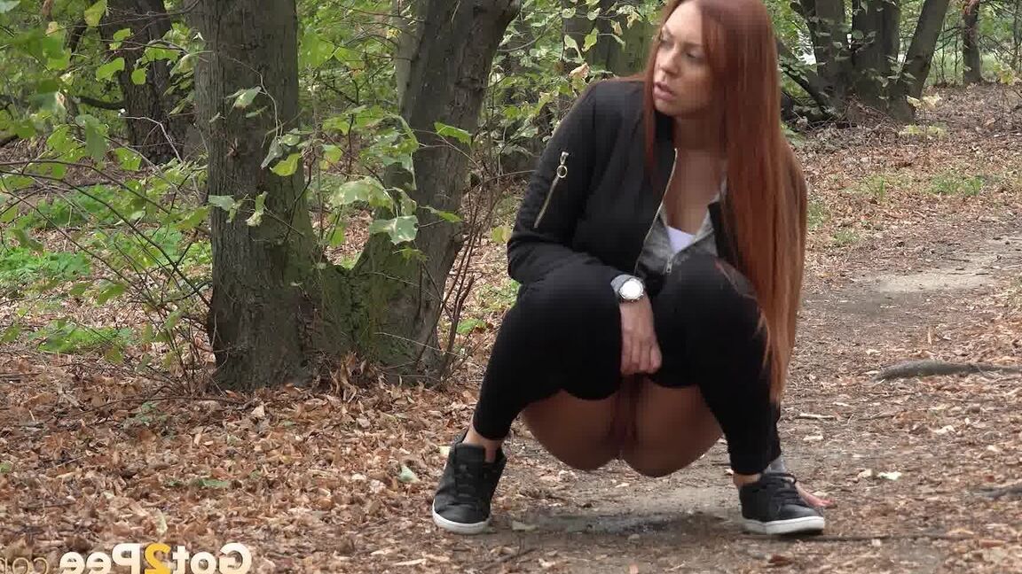 15P Une rousse profite d'un pipi en désordre dans les bois