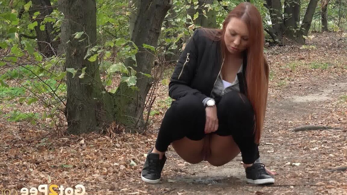 15P Une rousse profite d'un pipi en désordre dans les bois