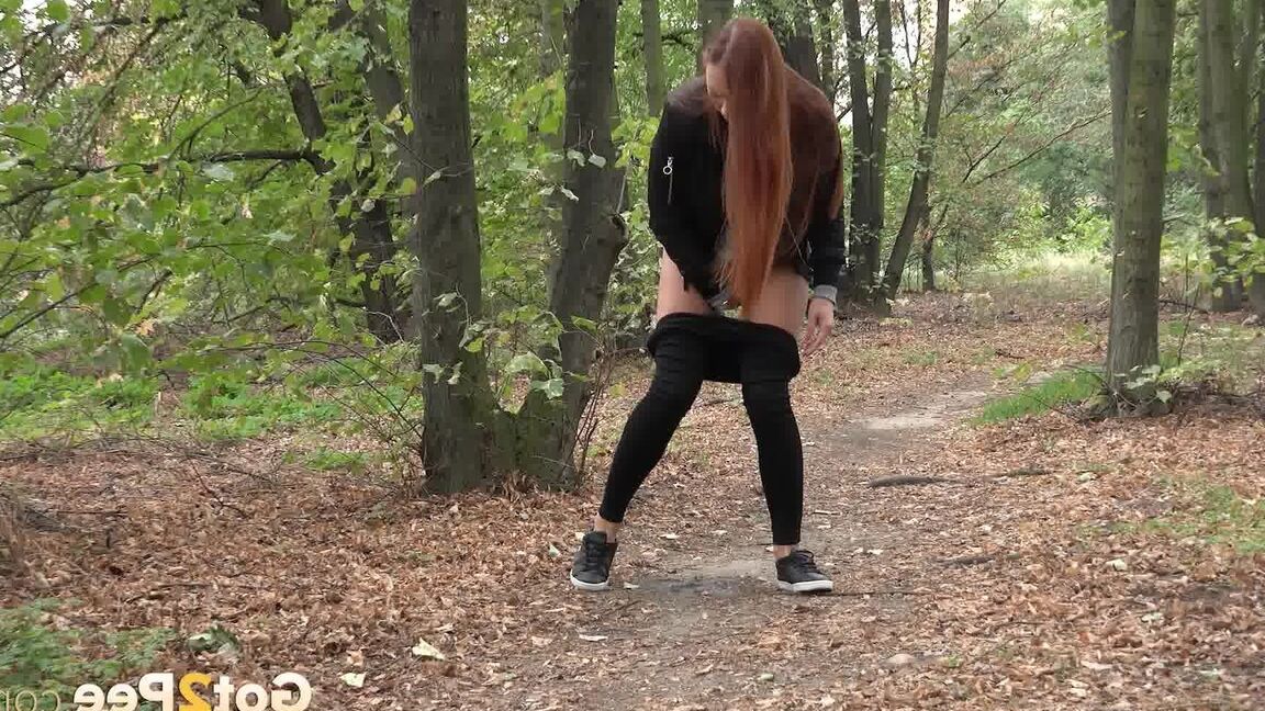 15P Une rousse profite d'un pipi en désordre dans les bois