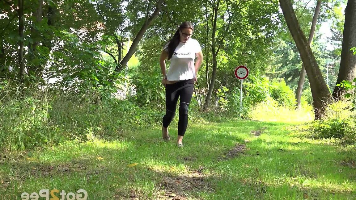 15P ブルネットの可愛い人が公共の場で外でしゃがんでおしっこする