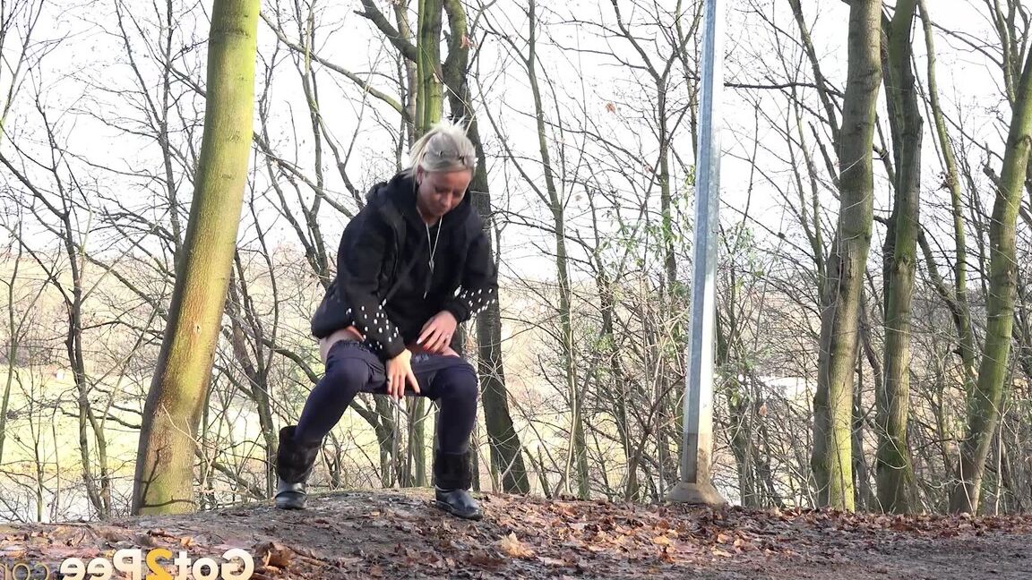 15P Licky Lex relieves herself on country path