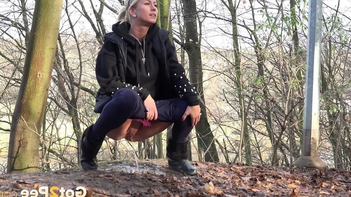 15P Licky Lex relieves herself on country path