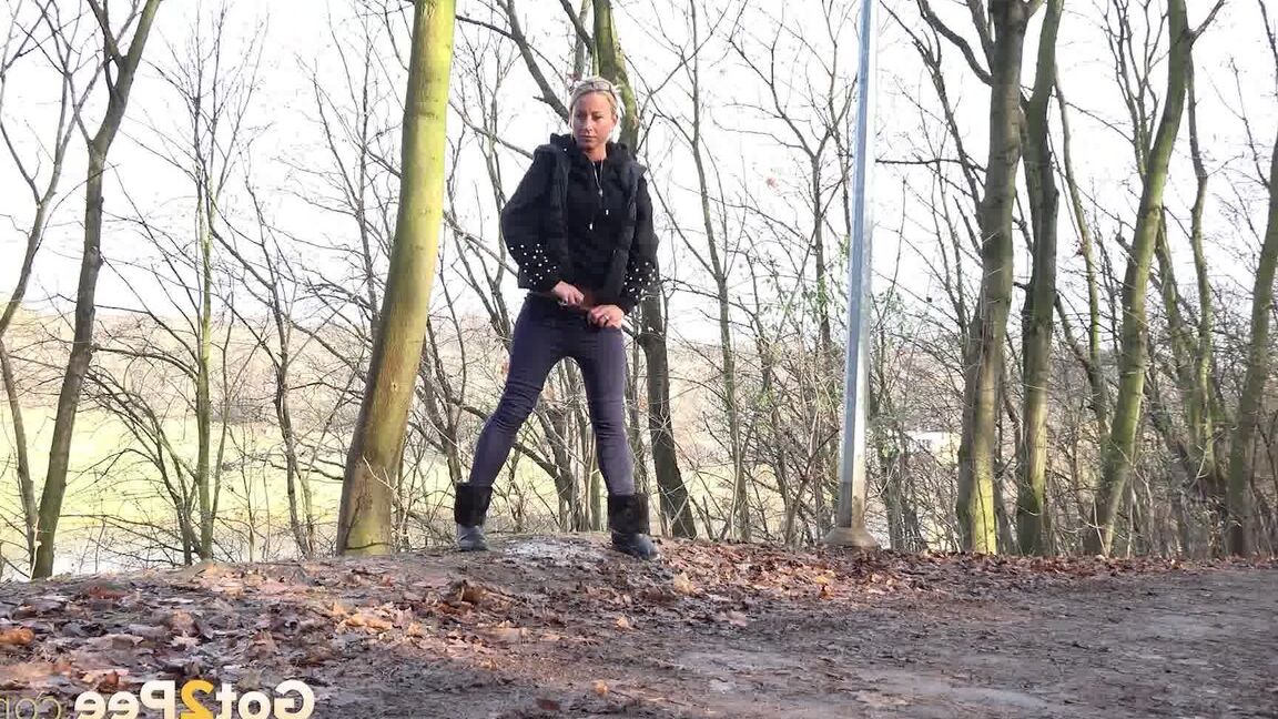 15P Licky Lex relieves herself on country path