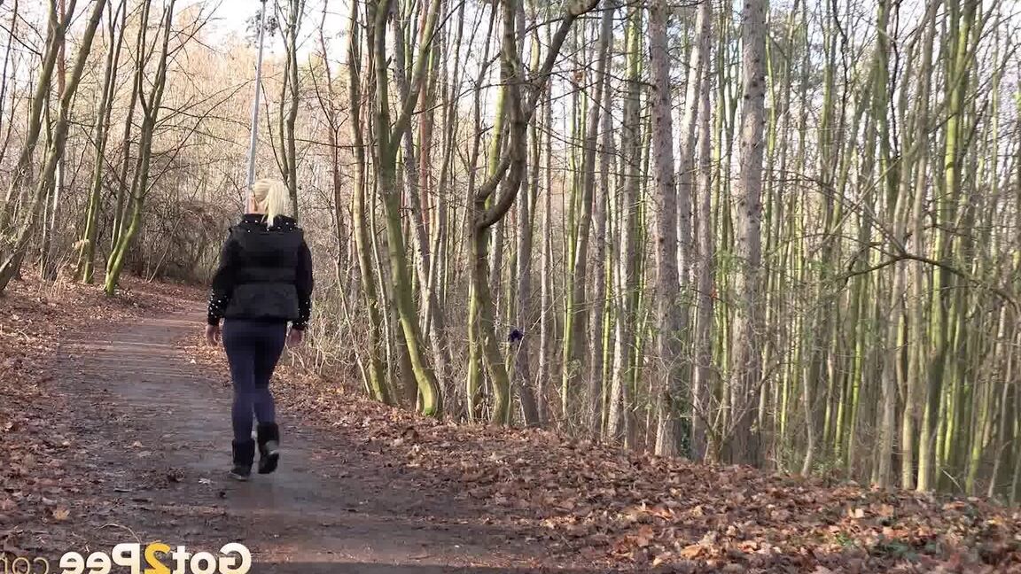 15P Licky Lex relieves herself on country path
